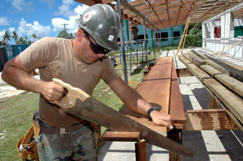 ebeniste-CUERS-min_worker_construction_building_carpenter_male_job_build_helmet-893290